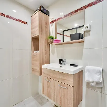 Modern 2br Flat - De