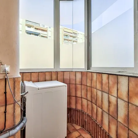 Modern 2br Flat - De